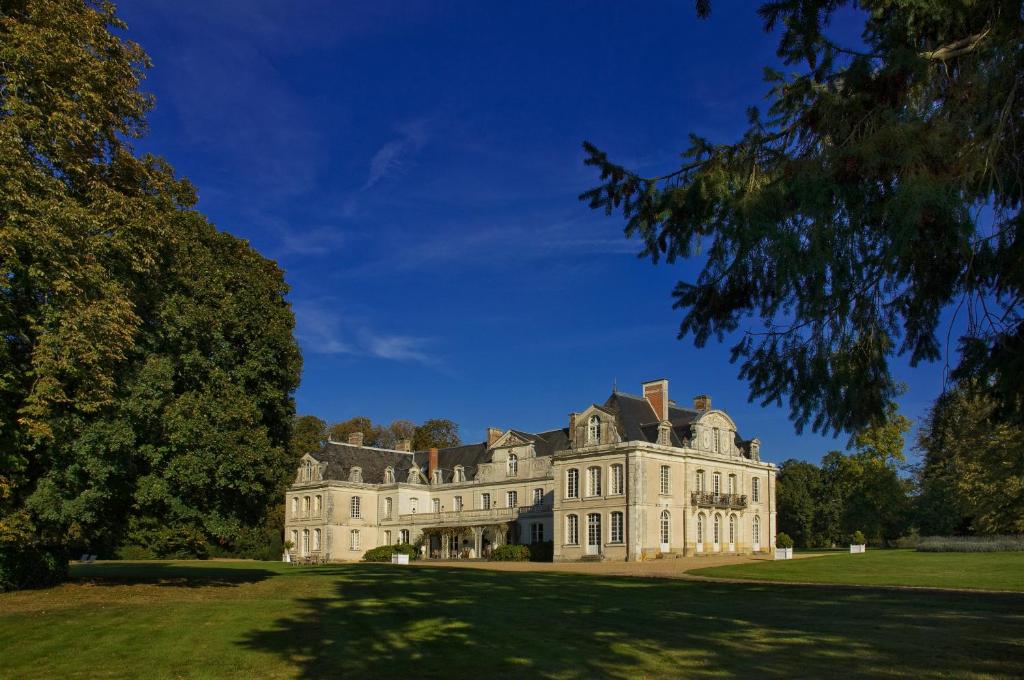 chateau-des-briottieres-private-pool-hotels-france1 Château Des Briottieres building