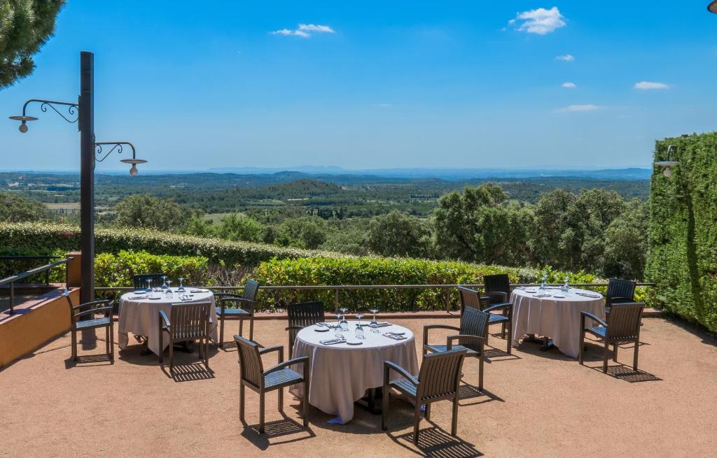 hotel-can-xiquet-private-pool-hotels-spain-3 (1) Hotel Can Xiquet dining