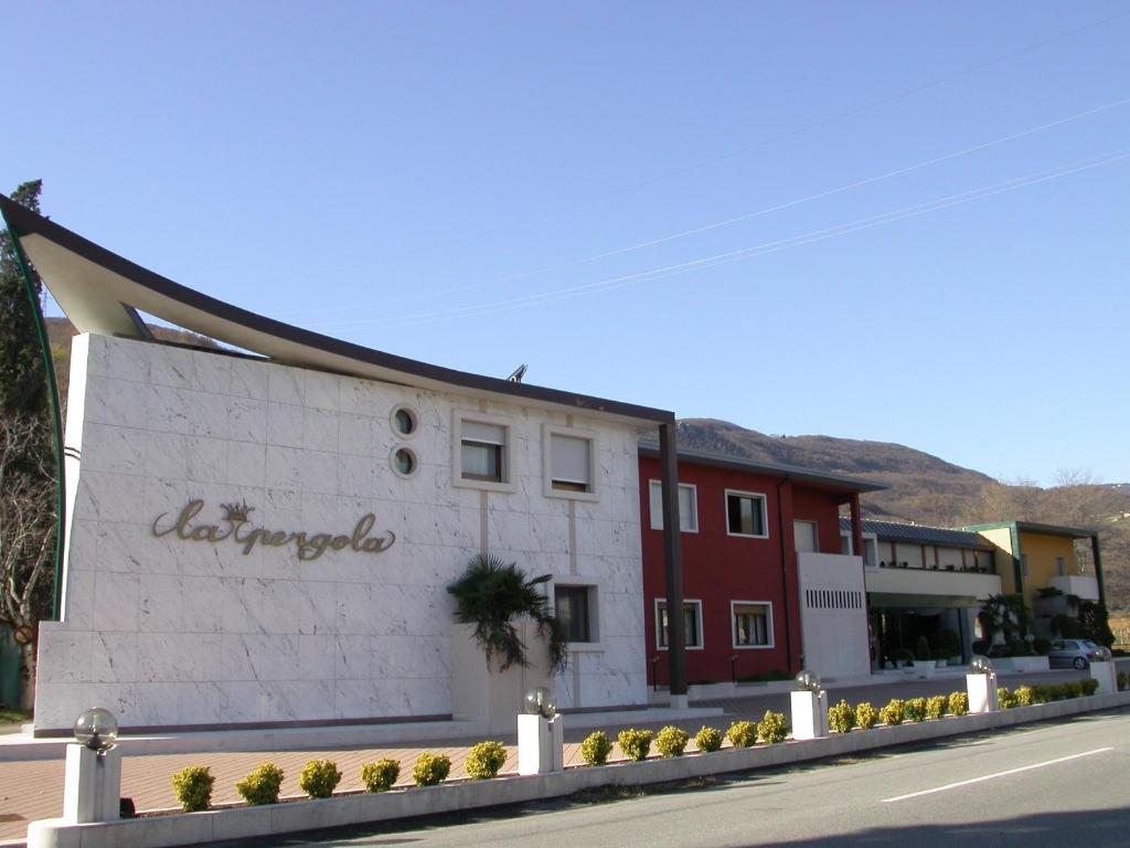 hotel-la-pergola-private-pool-hotels-italy-1 Hotel La Pergola building
