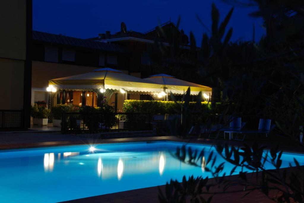 hotel-la-pergola-private-pool-hotels-italy-7 Hotel La Pergola pool
