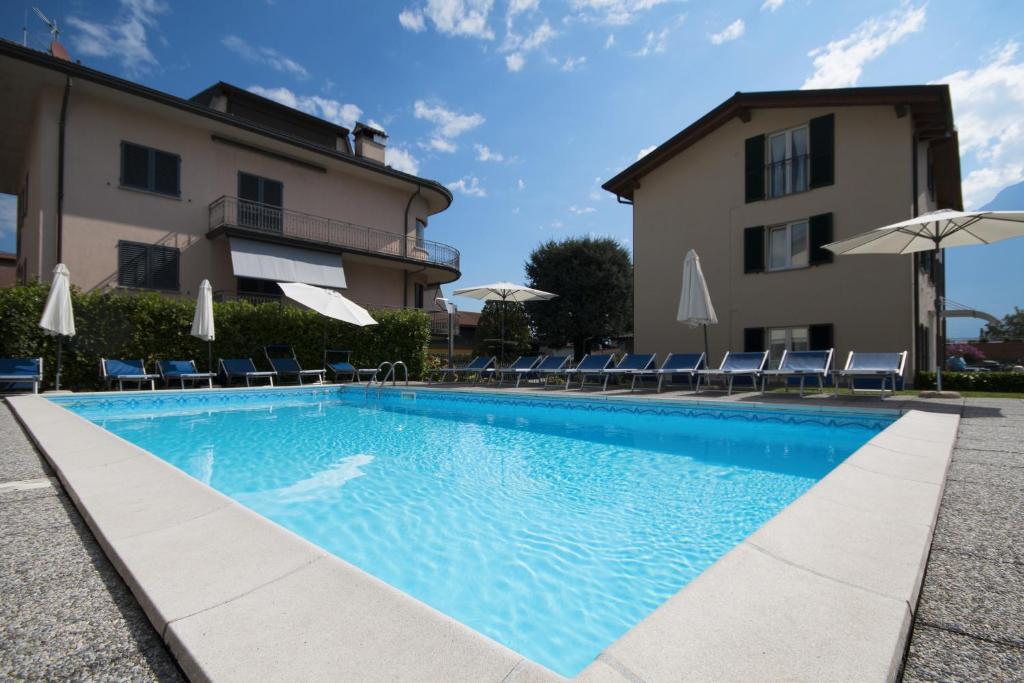 lakeside-holiday-resort-private-pool-hotels-italy-2 Lakeside Holiday Resort pool