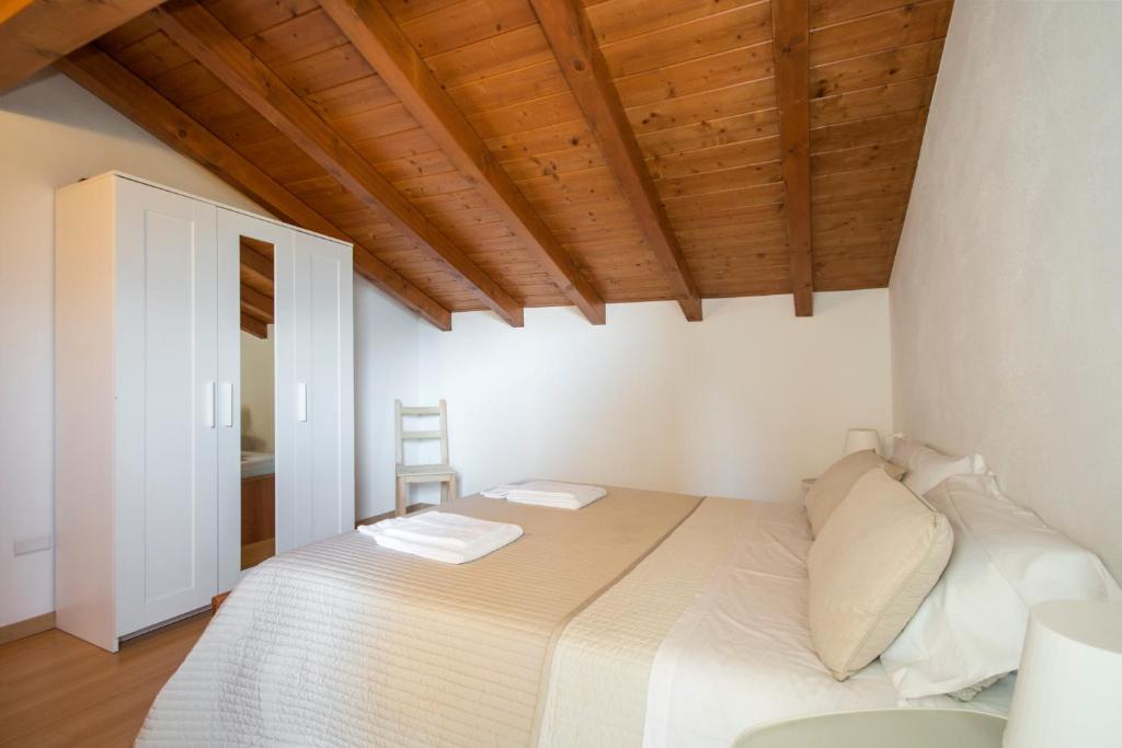 lakeside-holiday-resort-private-pool-hotels-italy-7 Lakeside Holiday Resort room