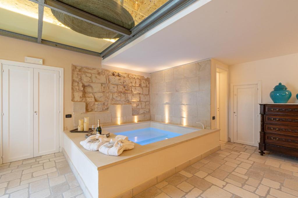 masseria-dei-monaci-private-pool-hotels-italy-4 Masseria dei Monaci jacuzzi 2