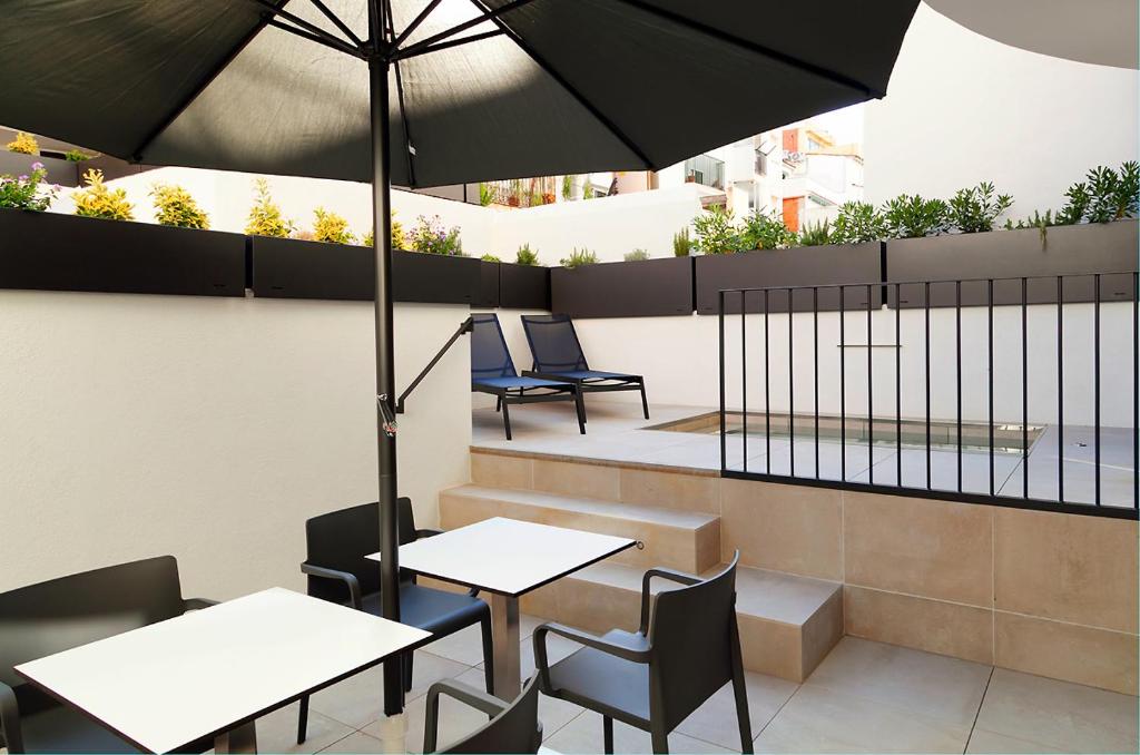vila-arenys-hotel-private-pool-hotels-spain-arenys-de-mar-6 Vila Arenys Hotel outdoor 2