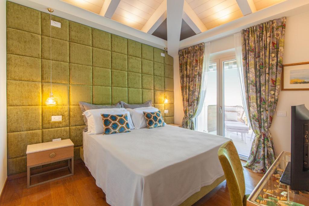 villa-francesca-relais-private-pool-hotels-italy-2 Villa Francesca Relais room